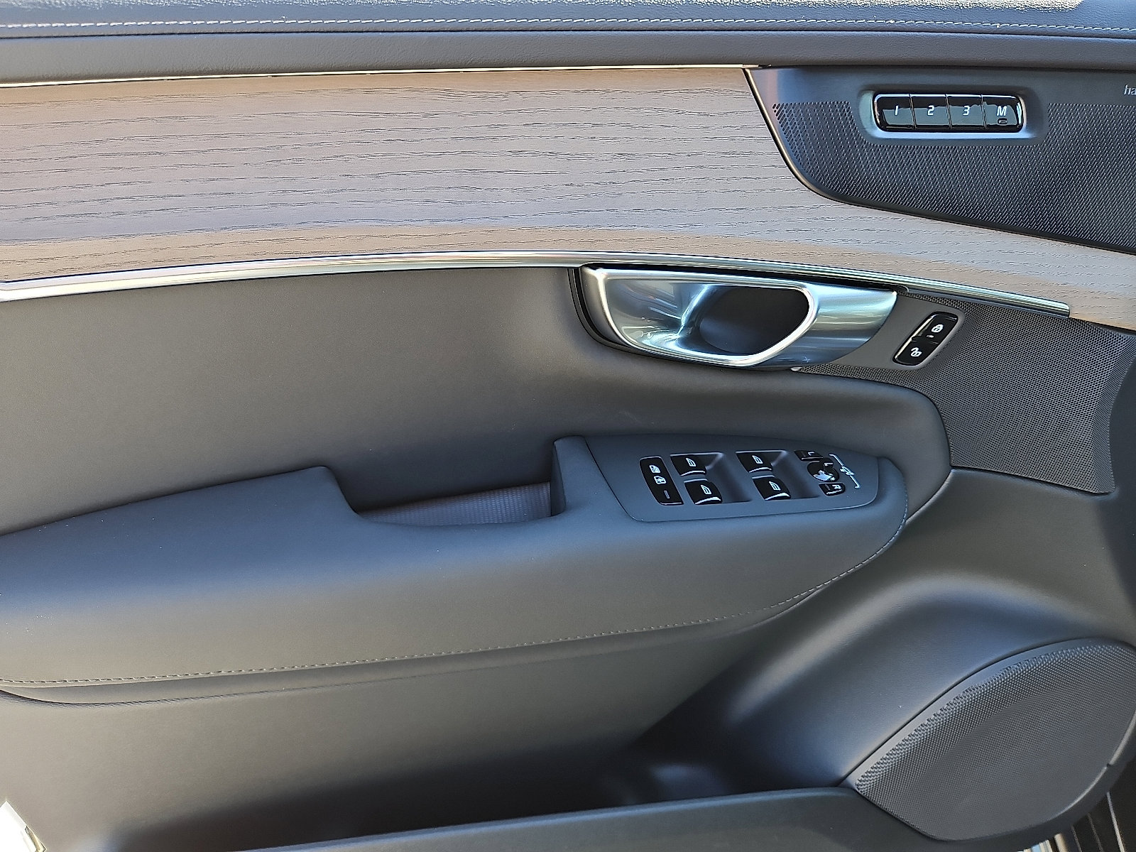 New 2026 Volvo XC90 B6 Plus w/ Protection Package Premier image 10