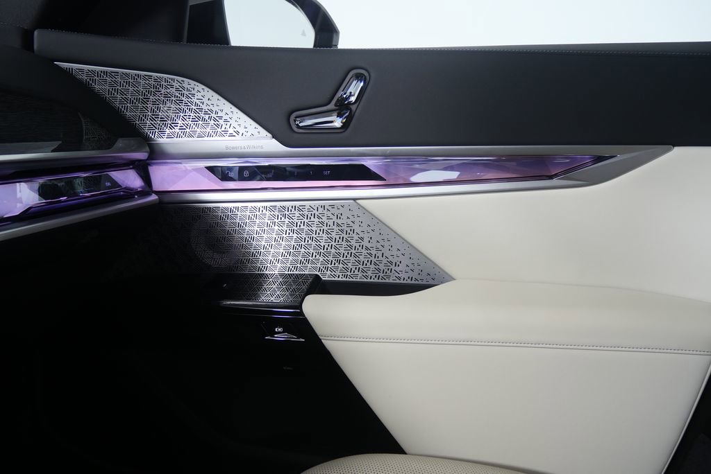 Certified 2023 BMW 760i xDrive w/ Executive Package image 28