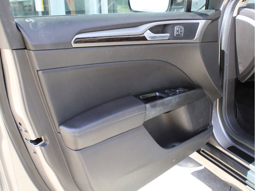 Used 2014 Ford Fusion SE w/ Equipment Group 202A FWD image 10
