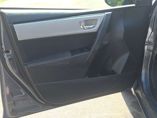 Used 2018 Toyota Corolla LE w/ Carpet Mat Package (TMS) FWD image 17