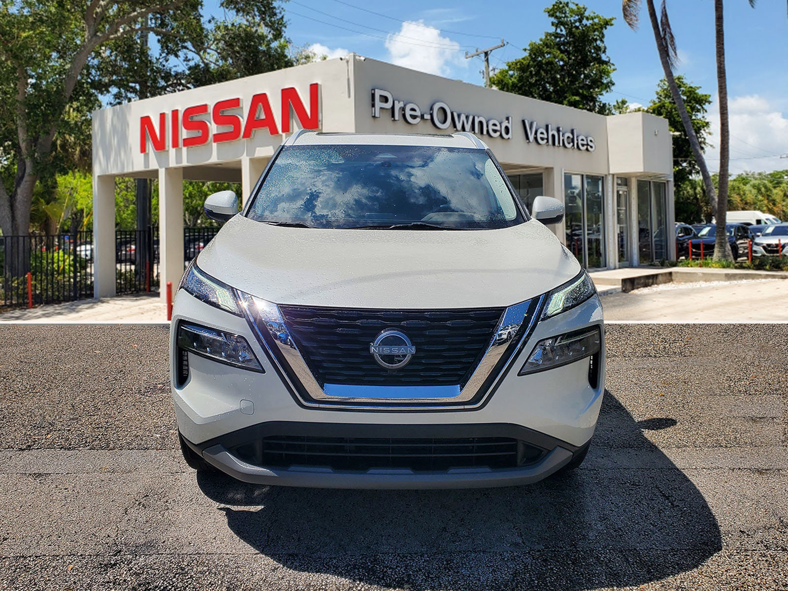 Used 2022 Nissan Rogue SV w/ SV Premium Package image 2