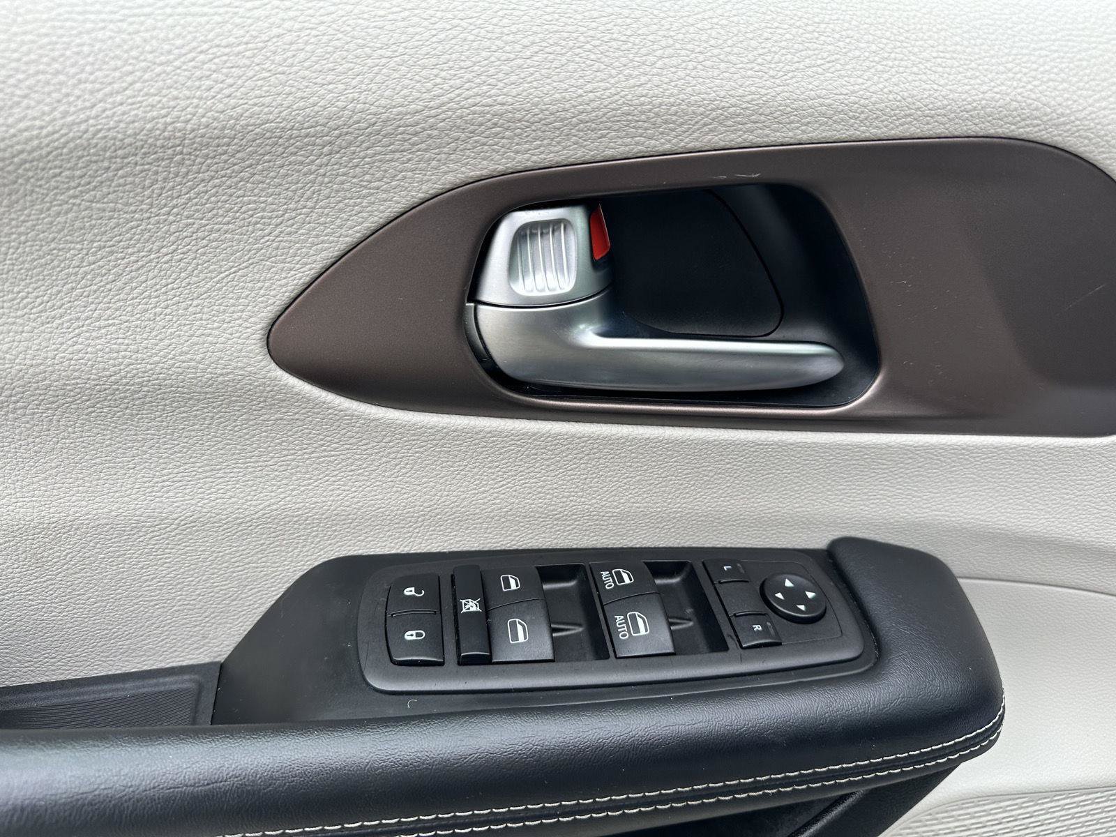 Used 2023 Chrysler Voyager LX FWD image 18