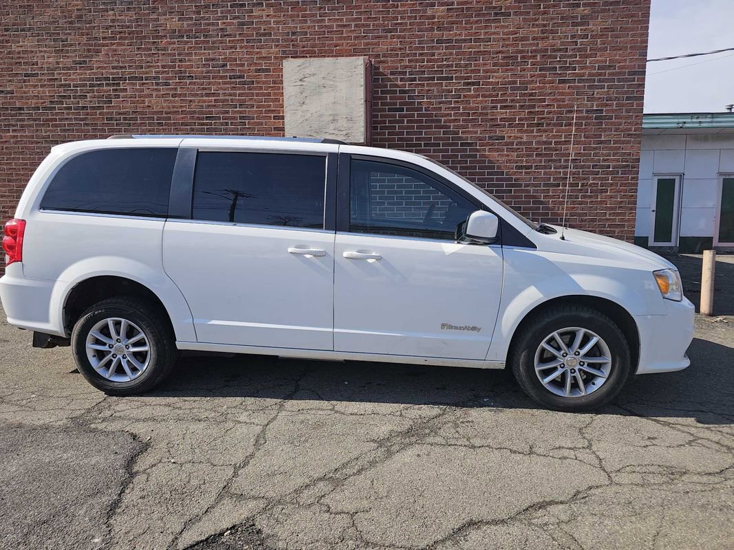 Used 2019 Dodge Grand Caravan SXT image 3