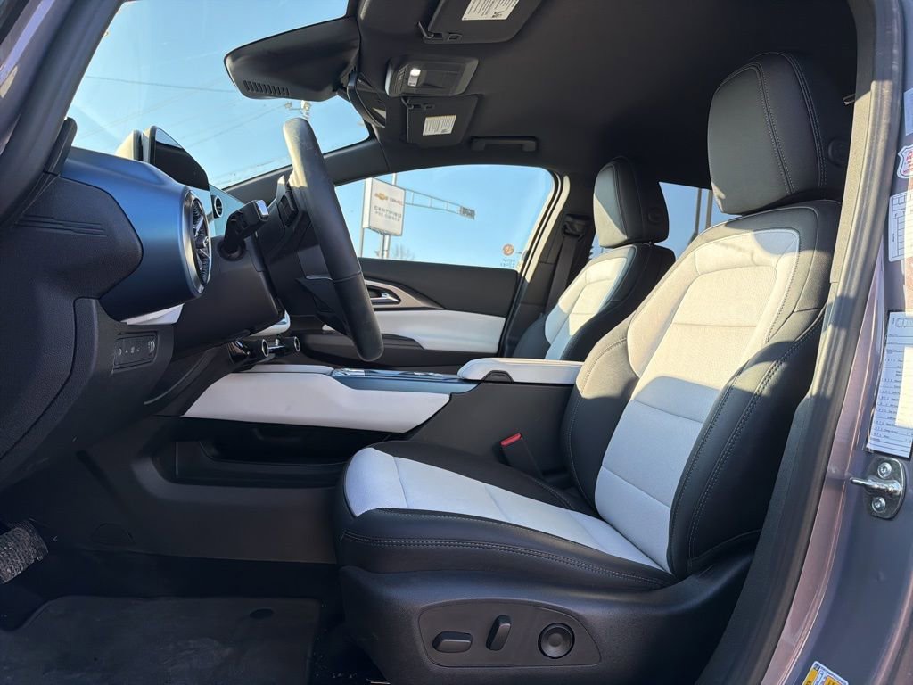 Used 2025 Chevrolet Equinox EV LT image 6