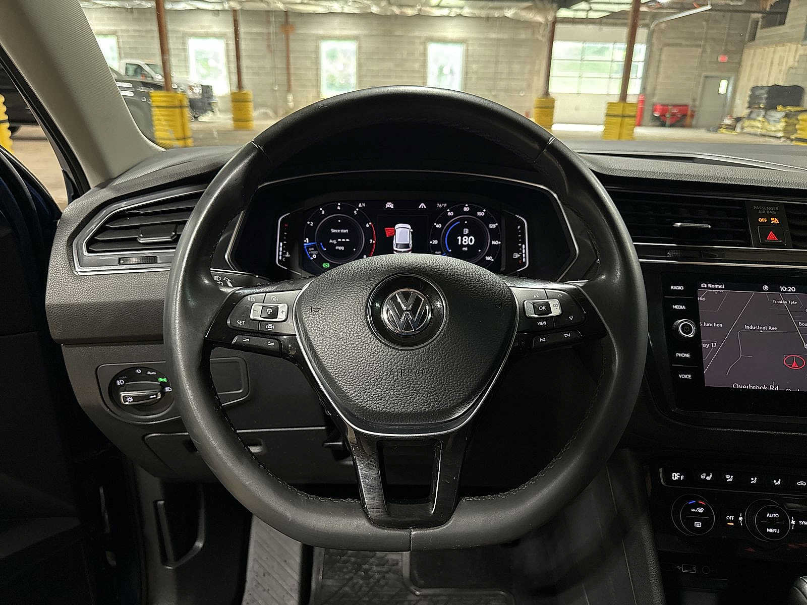 Used 2020 Volkswagen Tiguan SEL AWD/4WD image 18