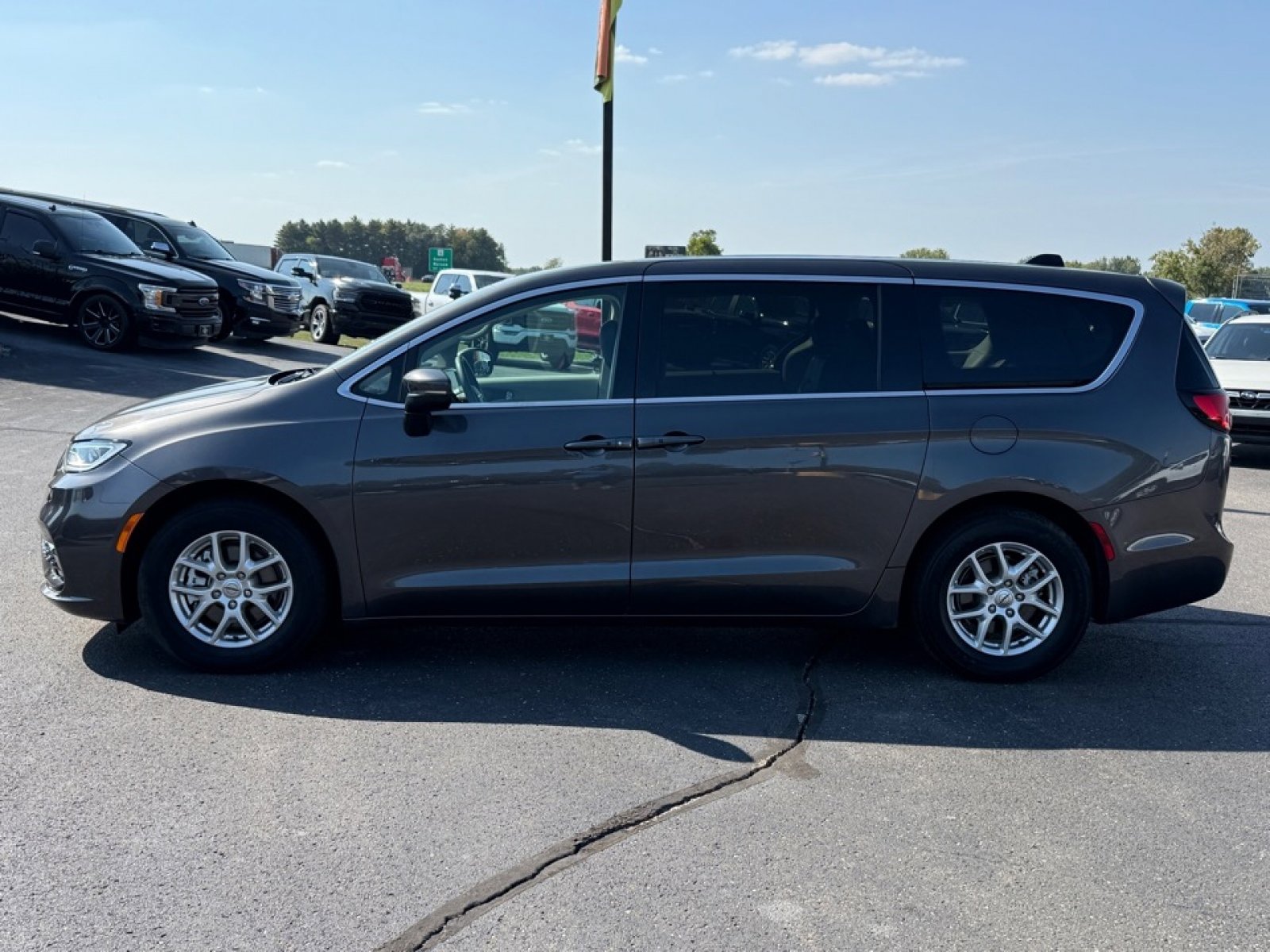 Used 2023 Chrysler Pacifica Touring-L image 5