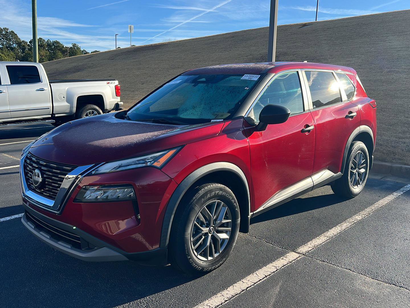 Used 2023 Nissan Rogue S image 2