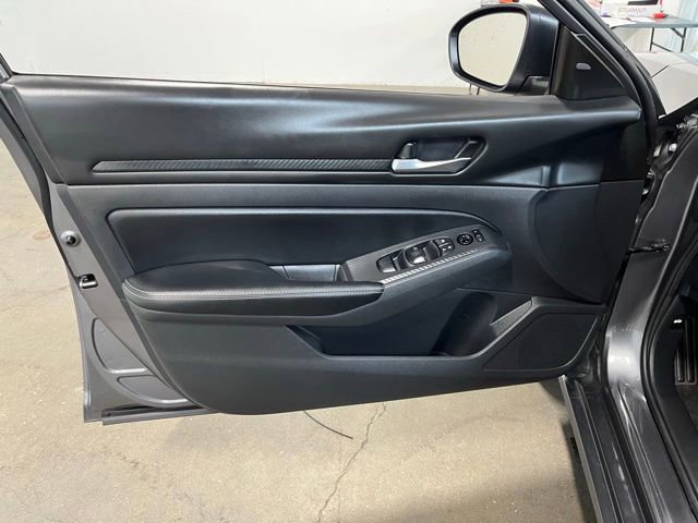 Used 2024 Nissan Altima 2.5 SV FWD image 24