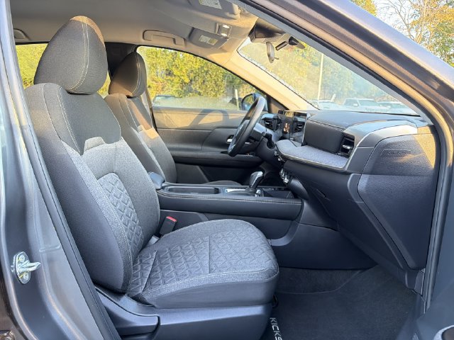 Used 2025 Nissan Kicks SV AWD/4WD image 17