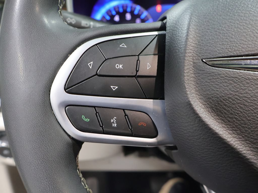 Certified 2024 Chrysler Pacifica Limited FWD image 40