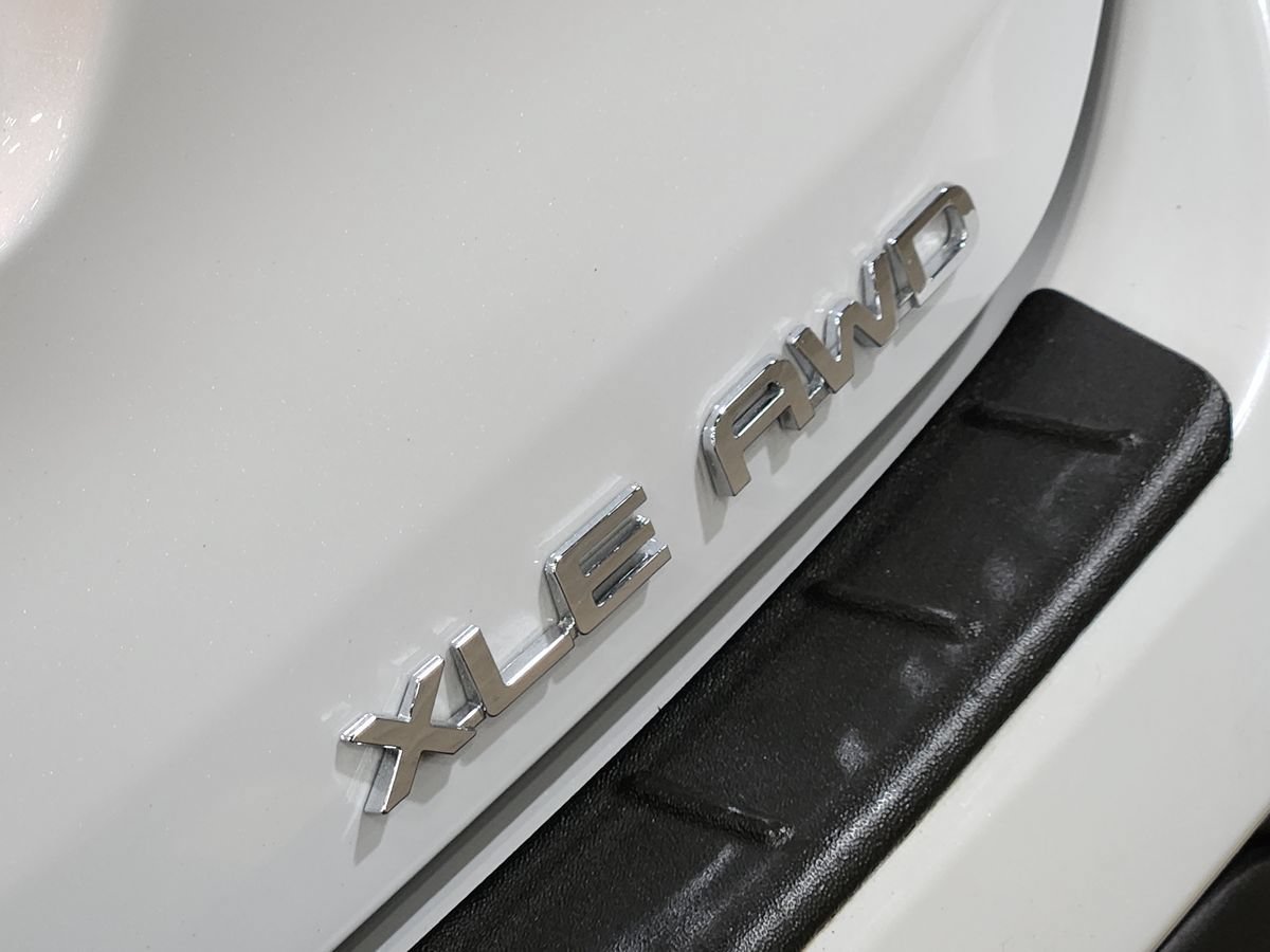 Used 2022 Toyota Highlander XLE AWD/4WD image 25