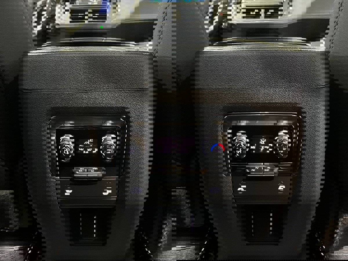 Used 2024 Chevrolet Suburban Z71 image 21