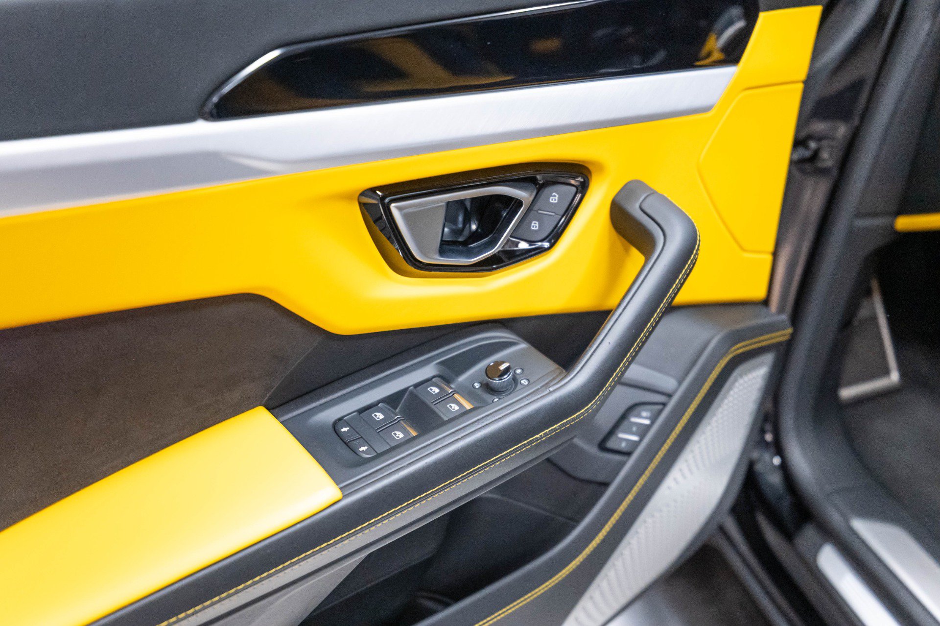 Used 2019 Lamborghini Urus AWD/4WD image 7
