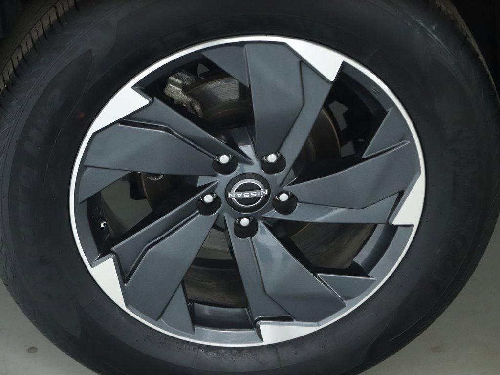 Used 2025 Nissan Rogue SV image 12