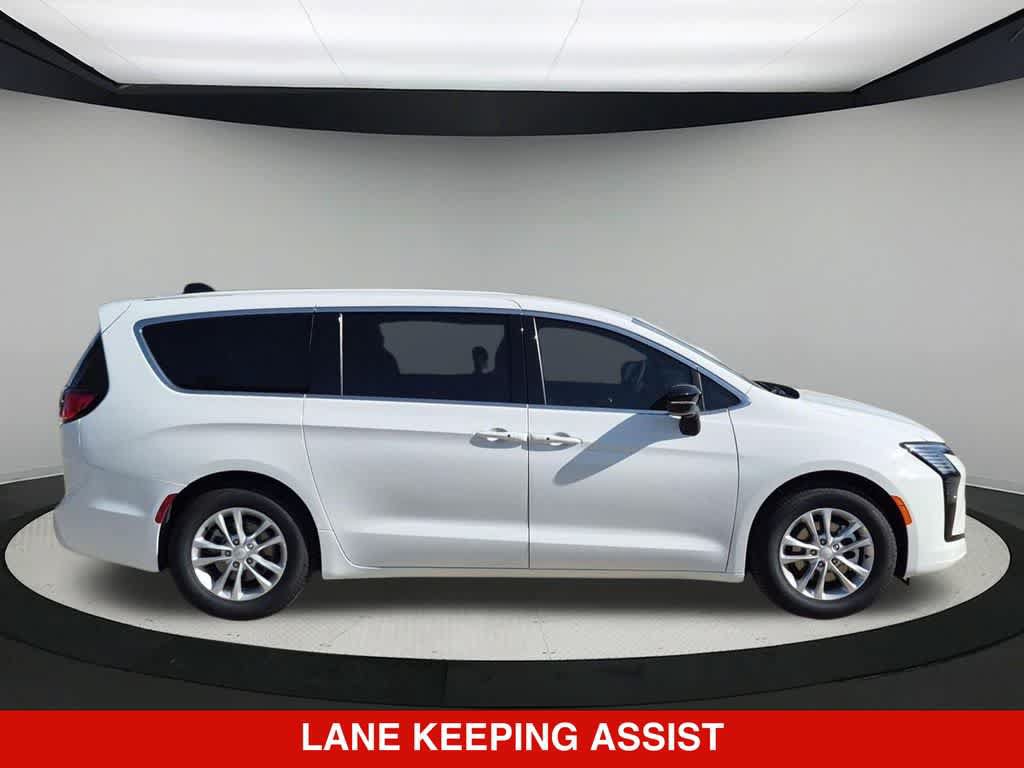 New 2027 Chrysler Pacifica Select FWD image 7