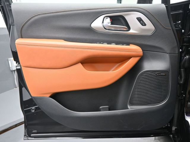 New 2026 Chrysler Pacifica Pinnacle image 12