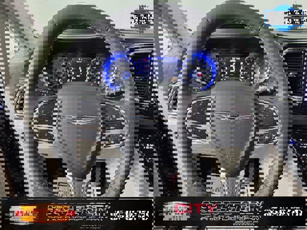 Used 2024 Chrysler Pacifica Touring-L image 15