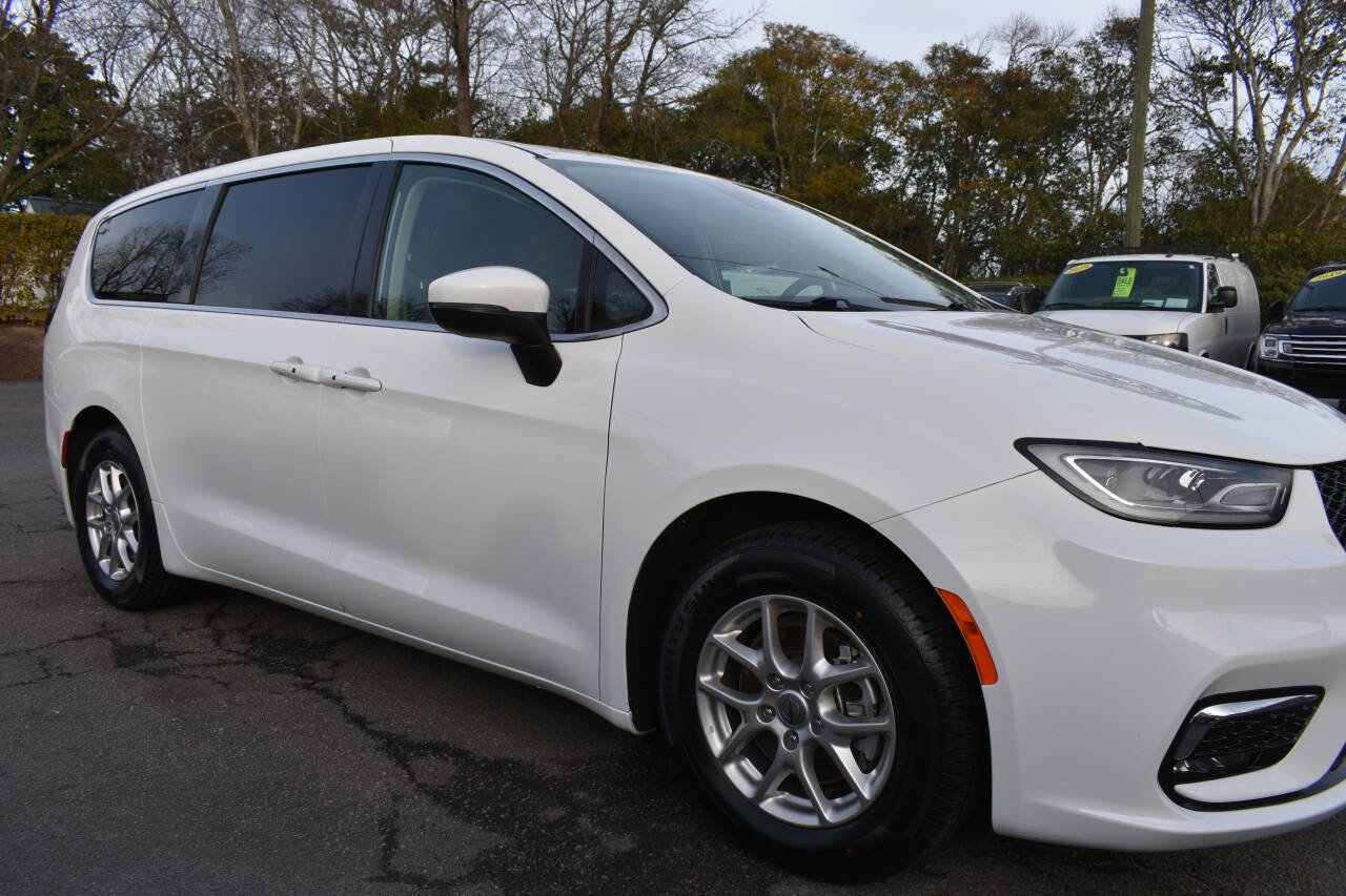 Used 2023 Chrysler Pacifica Touring-L image 29
