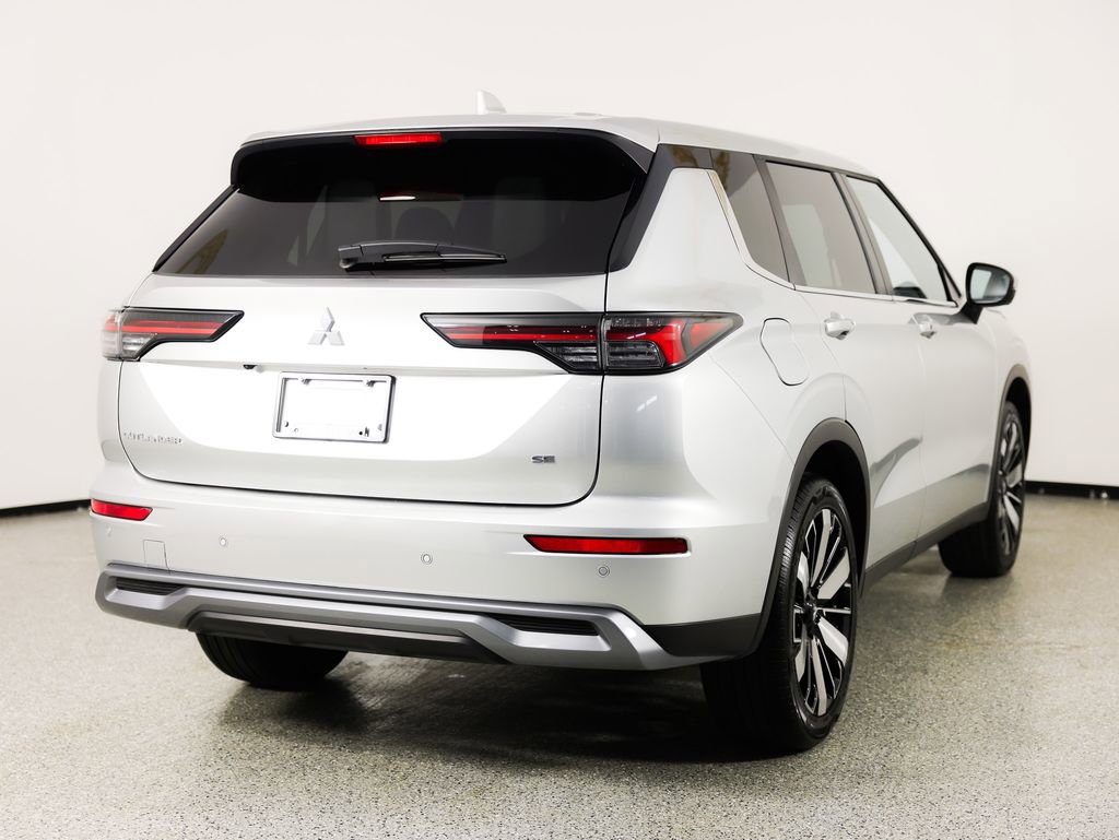 Used 2025 Mitsubishi Outlander SE image 8