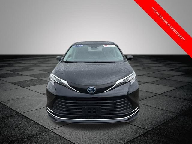 Used 2023 Toyota Sienna XLE FWD image 2