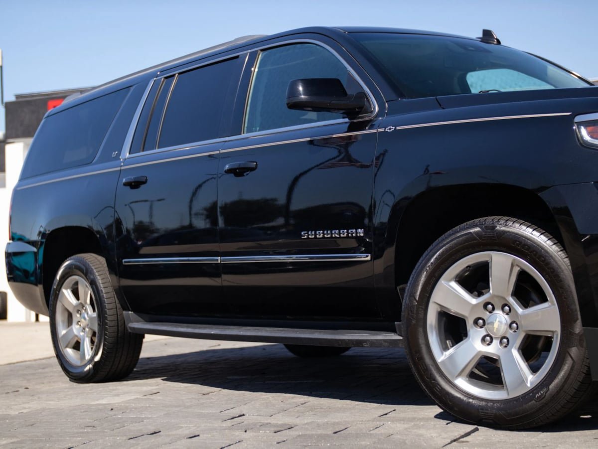 Used 2020 Chevrolet Suburban LT w/ Luxury Package RWD image 3
