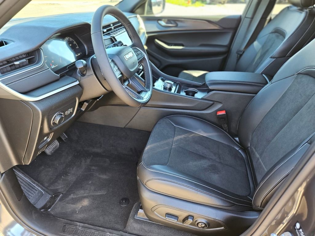 New 2025 Jeep Grand Cherokee Altitude image 18