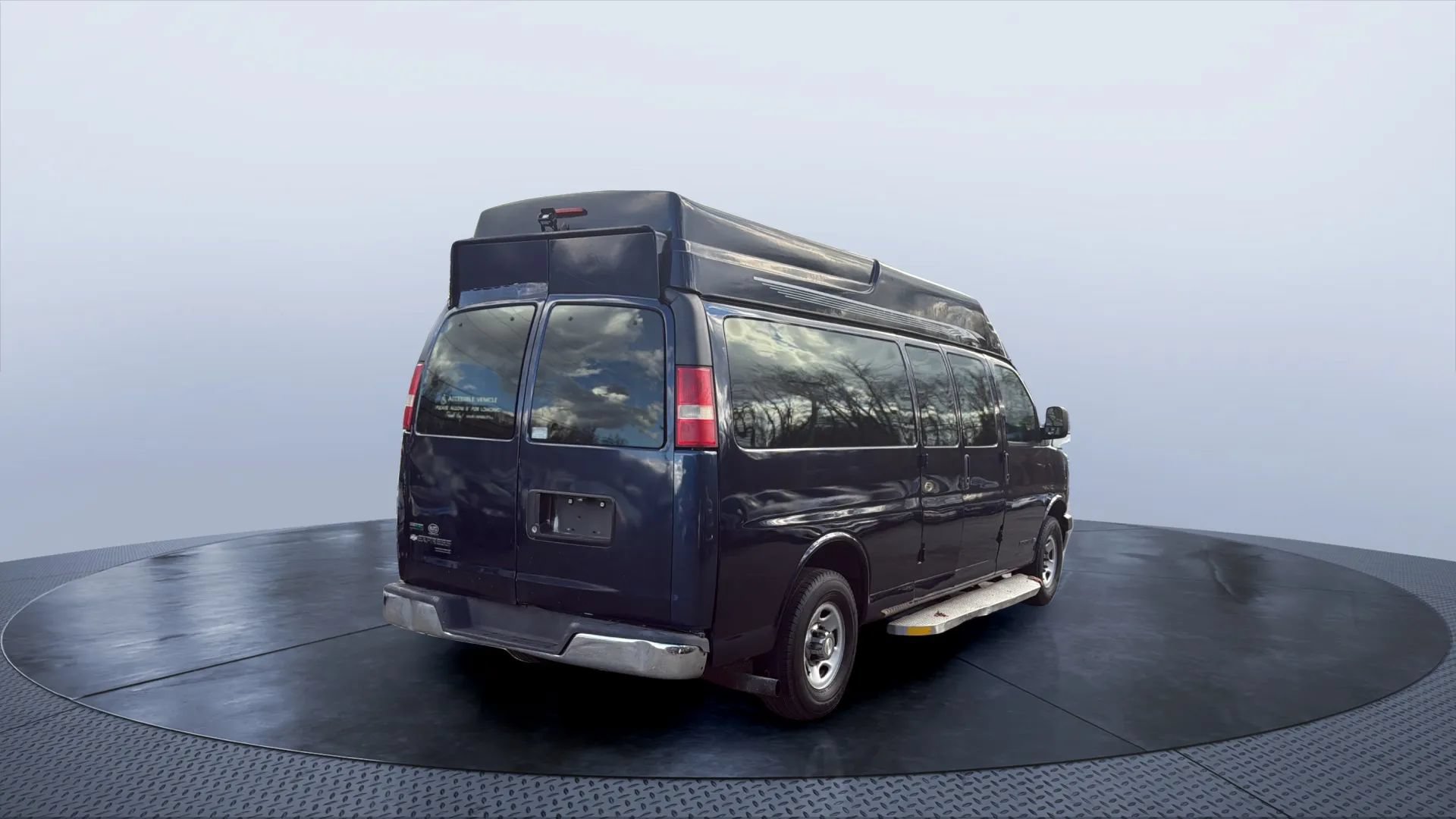 Used 2010 Chevrolet Express 3500 LT w/ LT Preferred Equipment Group RWD image 5