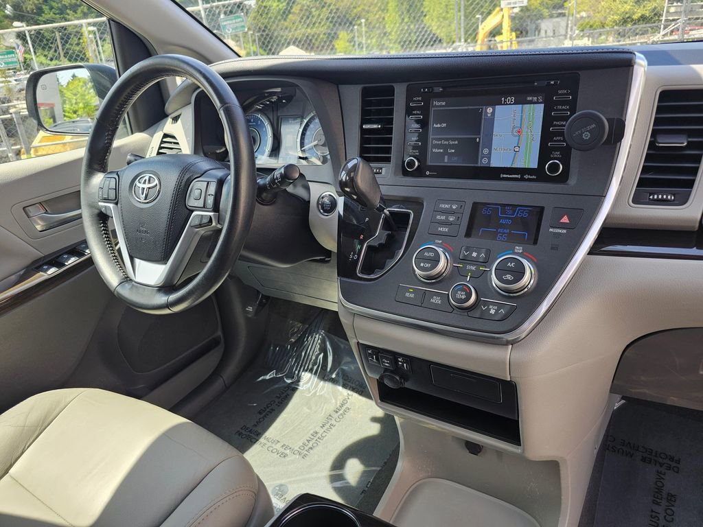 Used 2018 Toyota Sienna XLE w/ XLE Navigation Package AWD/4WD image 11