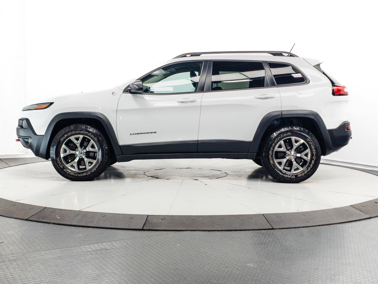 Used 2015 Jeep Cherokee Trailhawk w/ Trailer Tow Group image 6