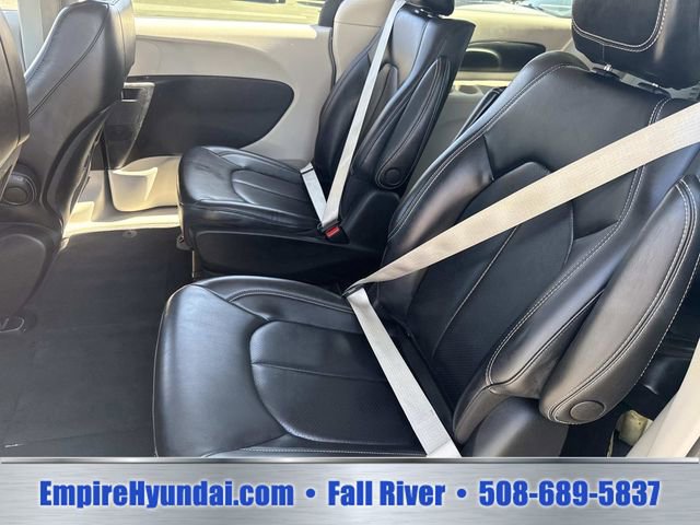 Used 2023 Chrysler Pacifica Touring-L FWD image 16