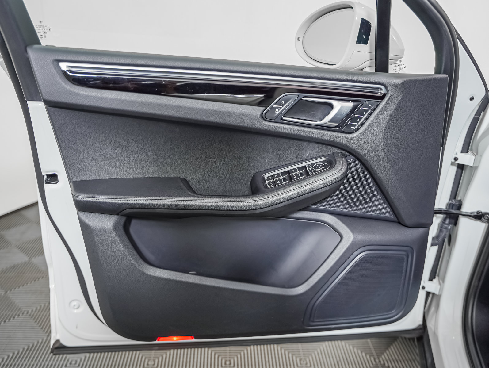 Certified 2023 Porsche Macan AWD/4WD image 26