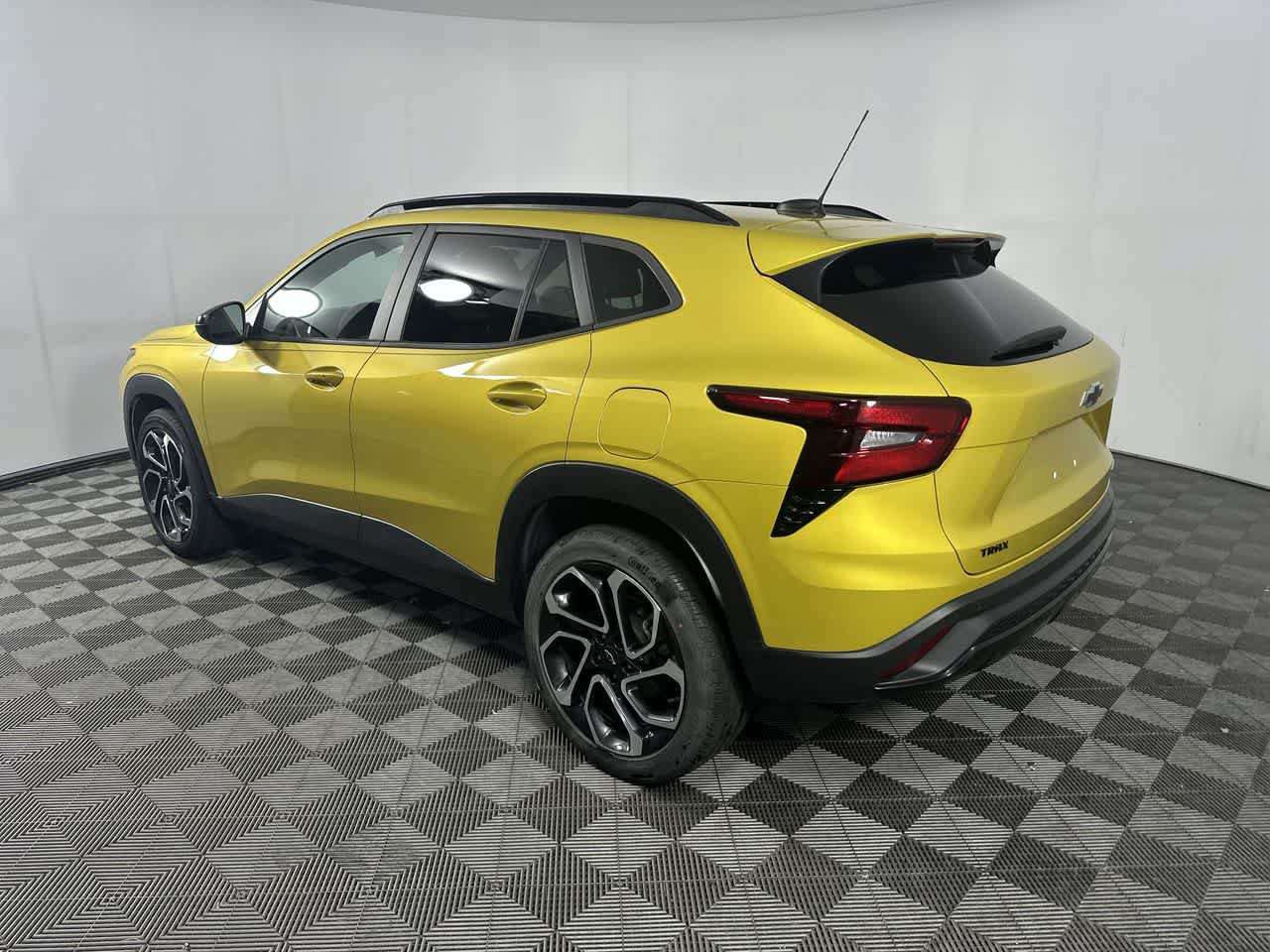 Used 2024 Chevrolet Trax RS w/ Sunroof Package FWD image 2