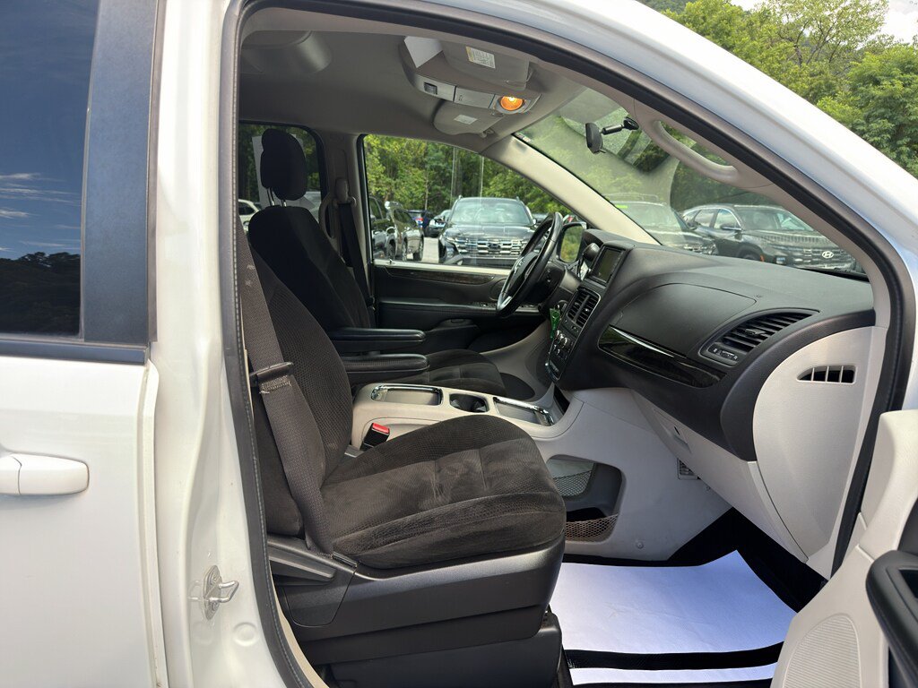 Used 2016 Dodge Grand Caravan SXT w/ Rear Park Assist Package FWD image 22