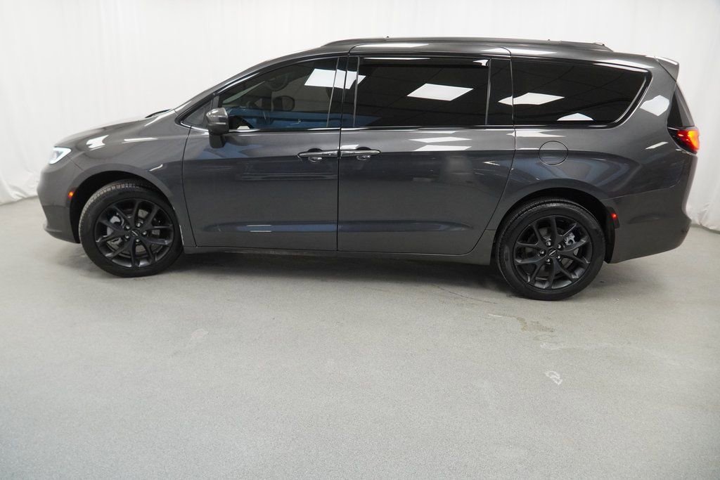 Used 2023 Chrysler Pacifica Touring-L w/ S Appearance Package image 14