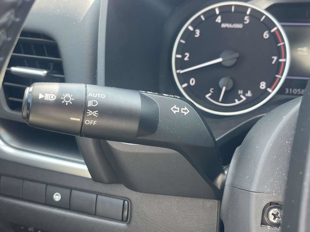 Used 2025 Nissan Rogue SV FWD image 25