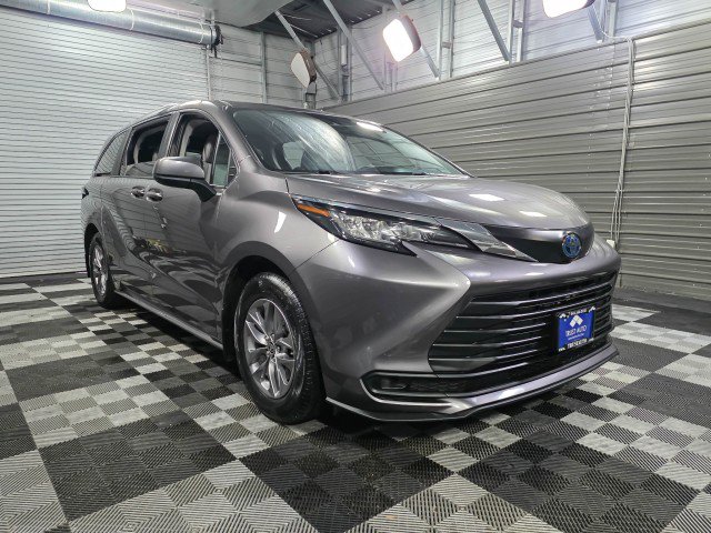 Used 2023 Toyota Sienna LE image 4