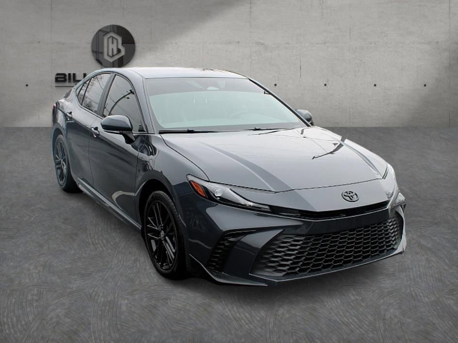 Used 2025 Toyota Camry SE image 3