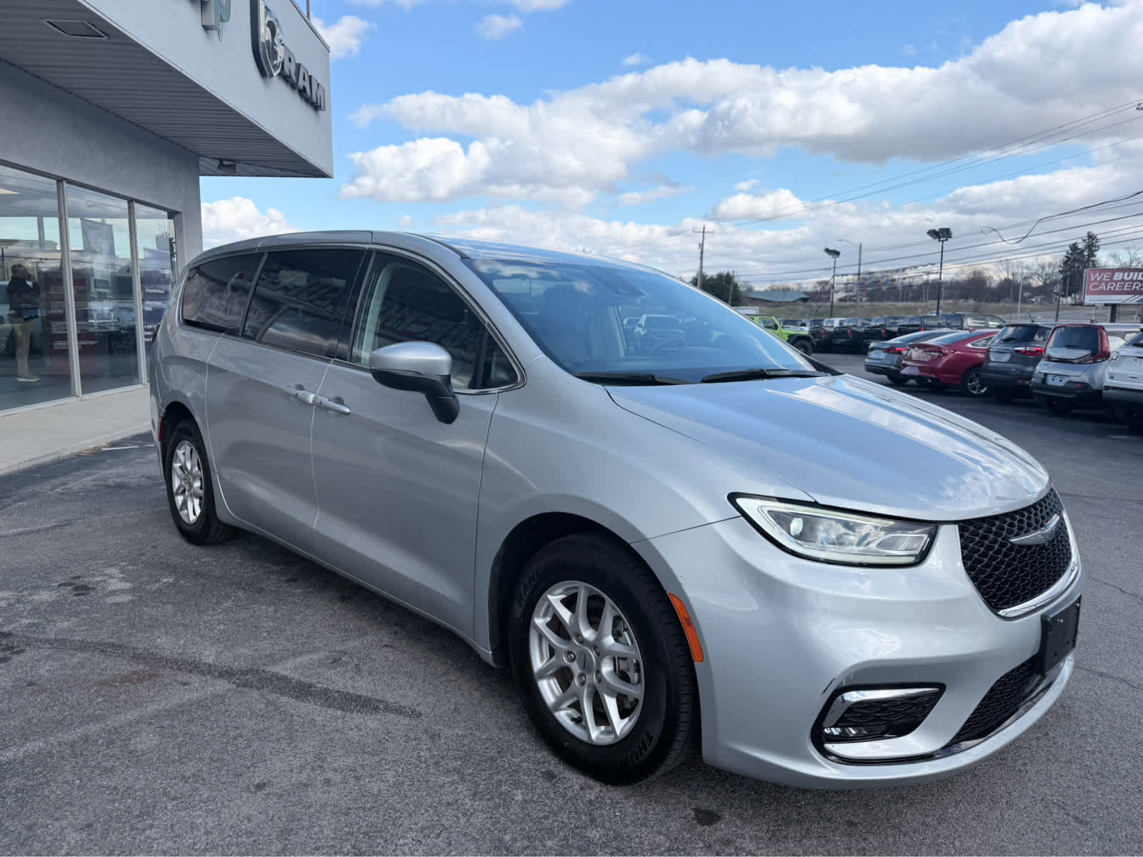 Used 2023 Chrysler Pacifica Touring-L image 5