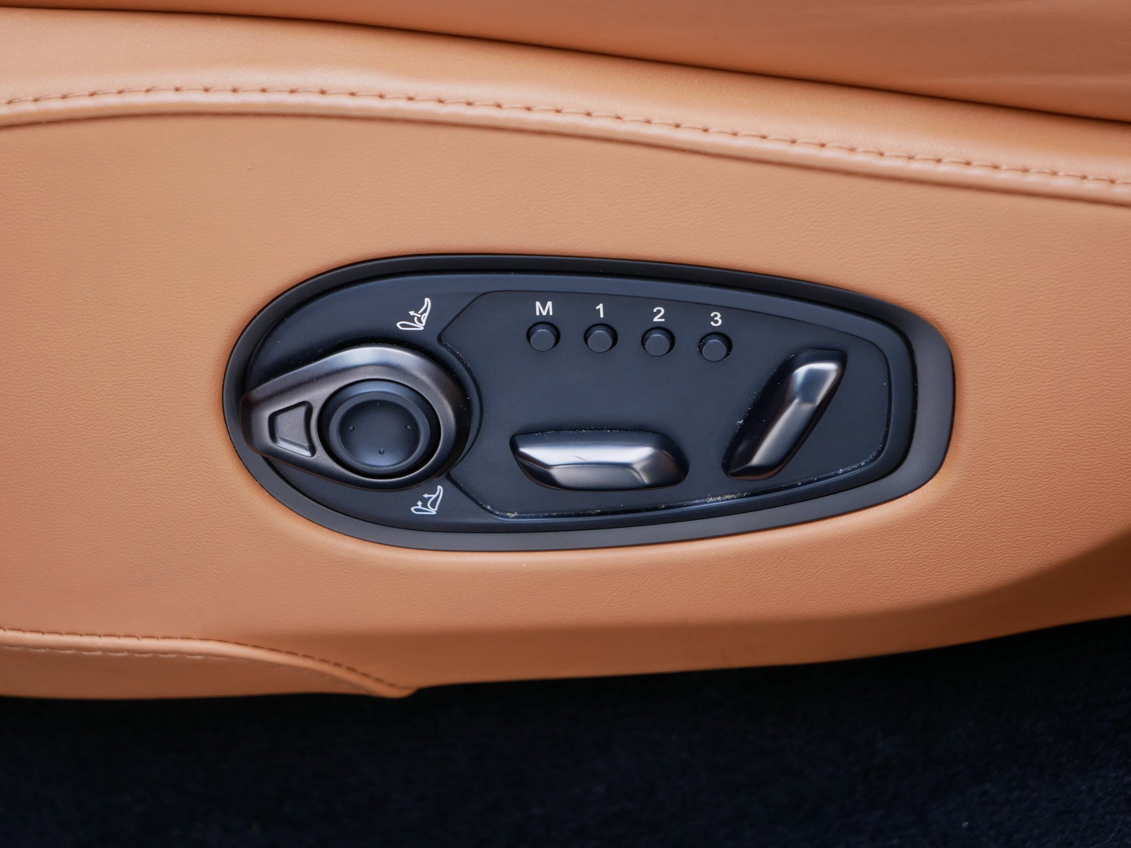 Used 2022 Aston Martin DBX image 20