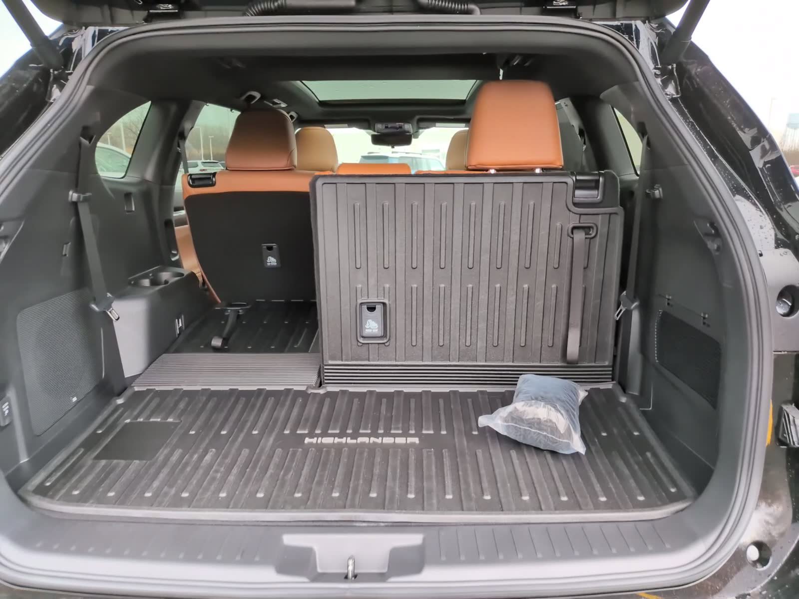 New 2026 Toyota Highlander Platinum image 13