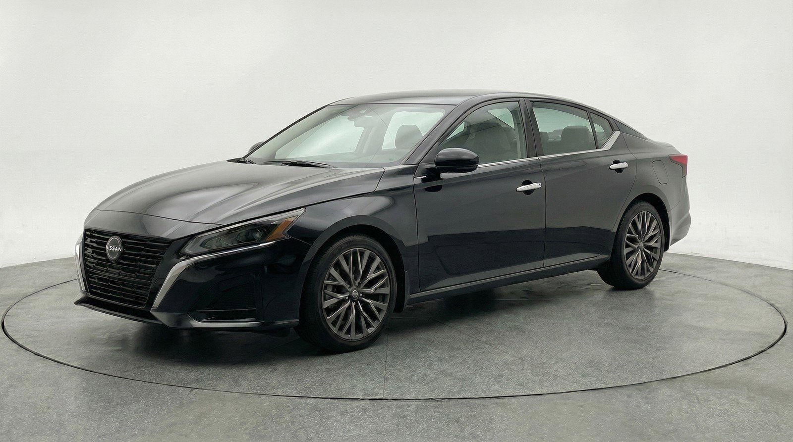 Used 2025 Nissan Altima 2.5 SV FWD image 3