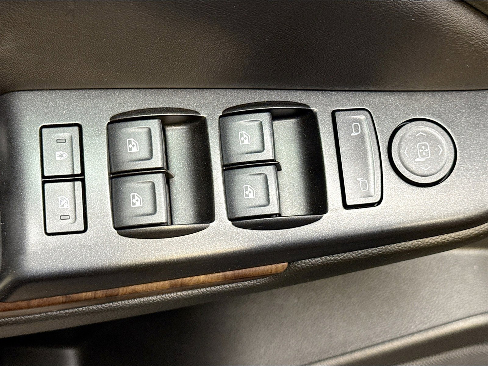 Used 2019 Chevrolet Suburban LS w/ All-Season Package image 18