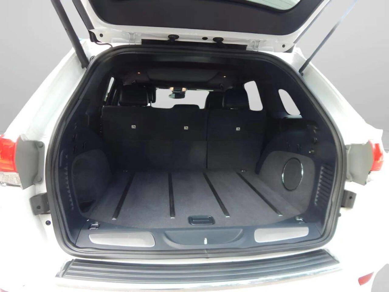 Used 2016 Jeep Grand Cherokee Overland w/ Advanced Technology Group image 15