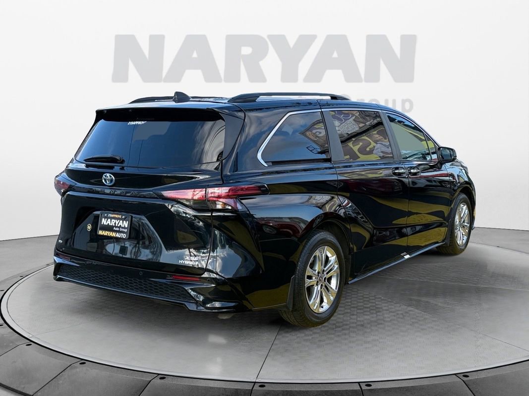 Used 2022 Toyota Sienna XSE w/ XSE Plus Package image 2