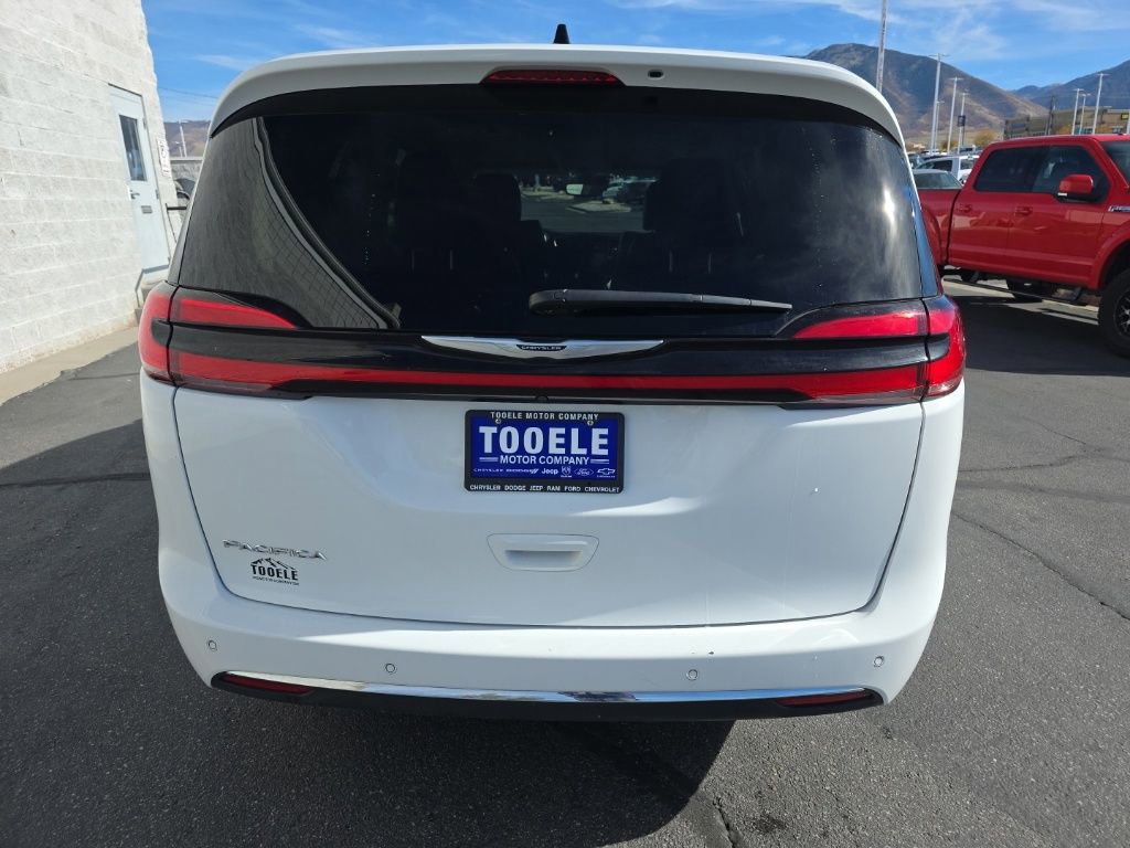 Used 2024 Chrysler Pacifica Touring-L image 5