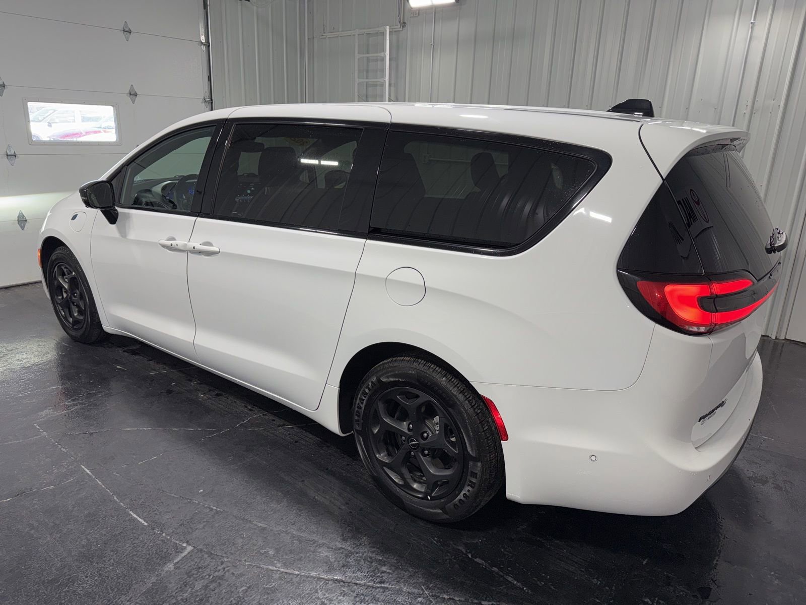 Used 2024 Chrysler Pacifica Select image 2