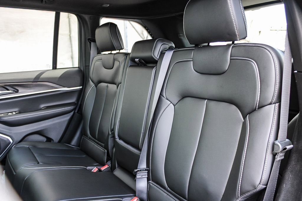 New 2026 Jeep Grand Cherokee Limited w/ Limited Altitude Package AWD/4WD image 19