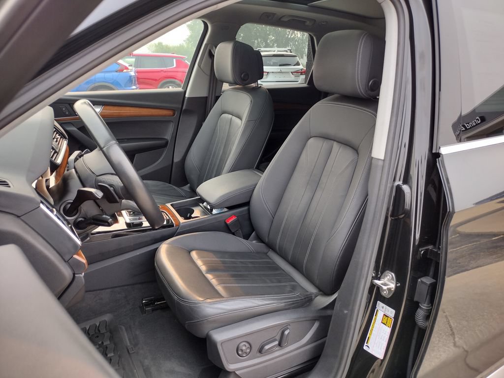 Used 2023 Audi Q5 2.0T Premium w/ Convenience Package AWD/4WD image 2