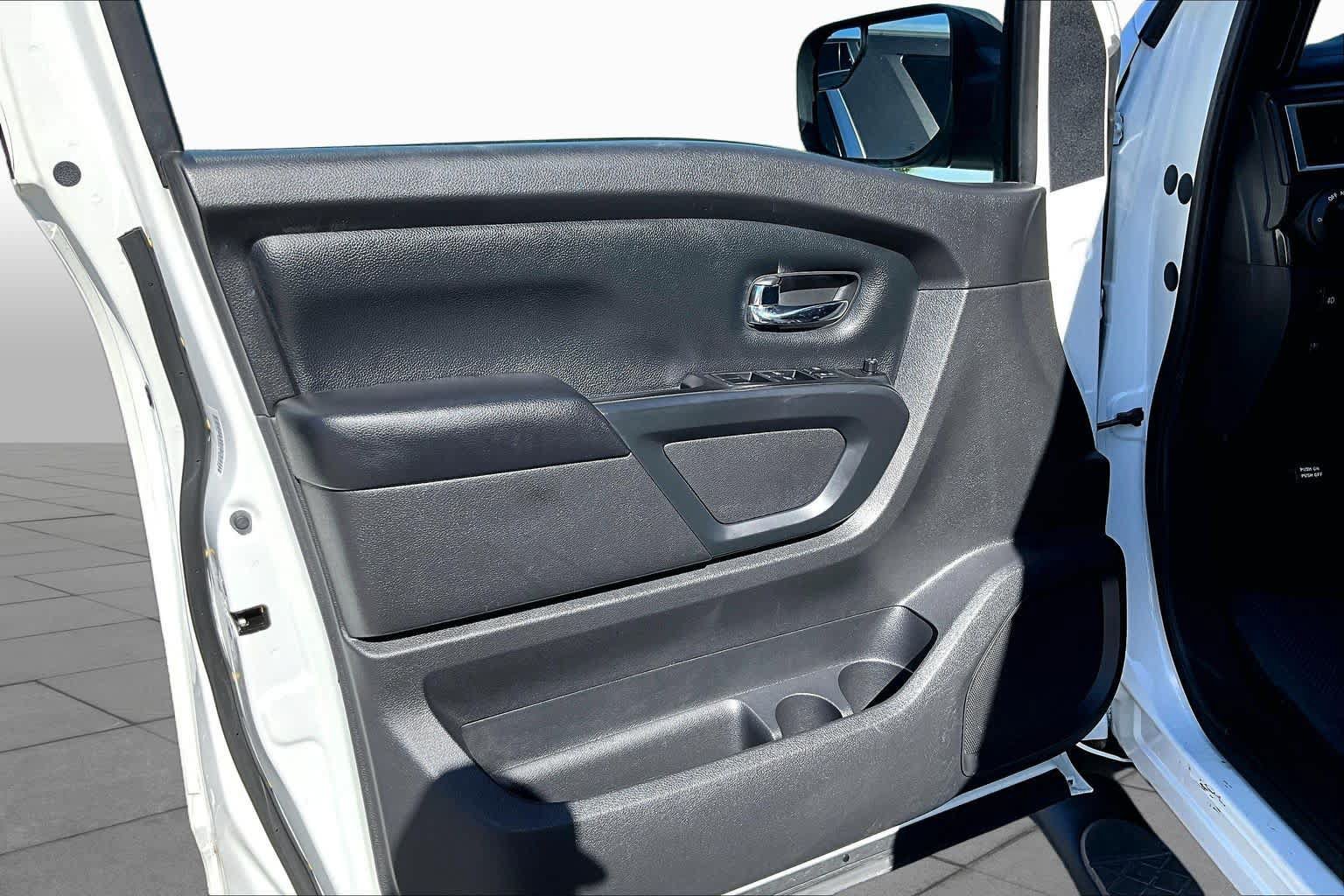 Used 2018 Nissan Titan SV w/ SV Convenience Package RWD image 22