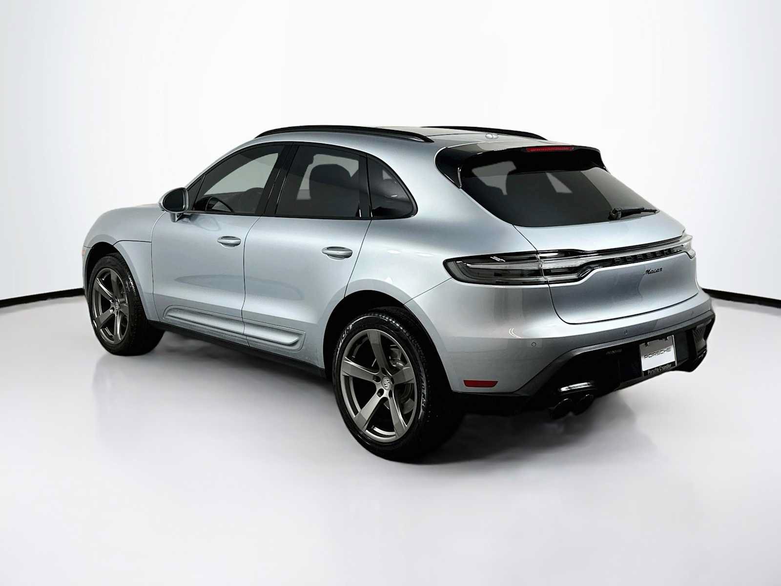 Certified 2023 Porsche Macan AWD/4WD image 3